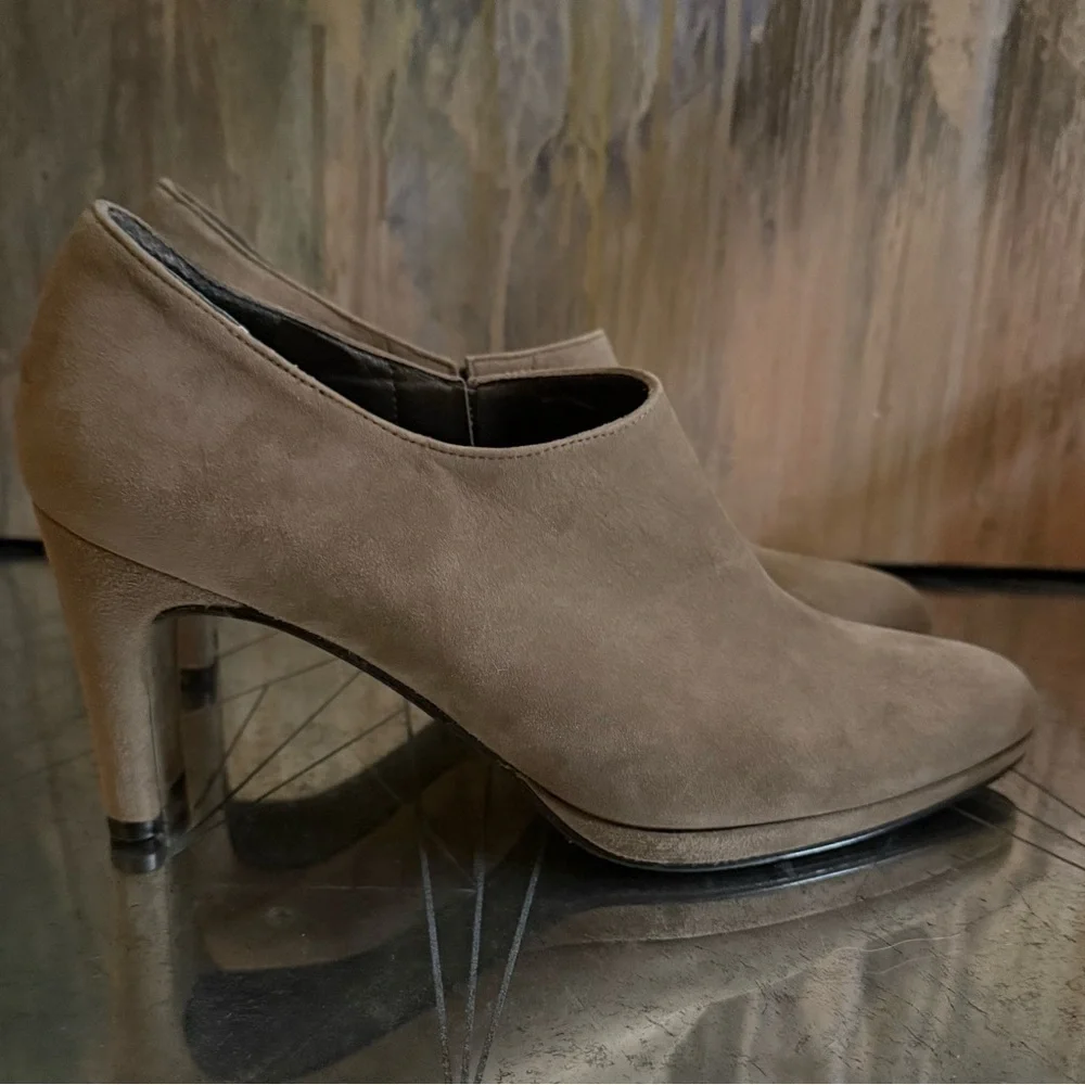 Stuart Weitzman Suede Booties – Taupe – Size 7 – NWOT